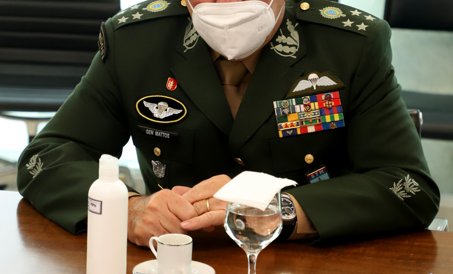 O governador Carlos Massa Ratinho Junior apresentou nesta quarta-feira (5) ao presidente do Superior Tribunal Militar (STM), general do Exército Luis Carlos Gomes Mattos, o projeto de Ponta Grossa para receber a Escola de Sargentos das Armas (ESA) do Exército Brasileiro.  Foto: Ari Dias/AEN