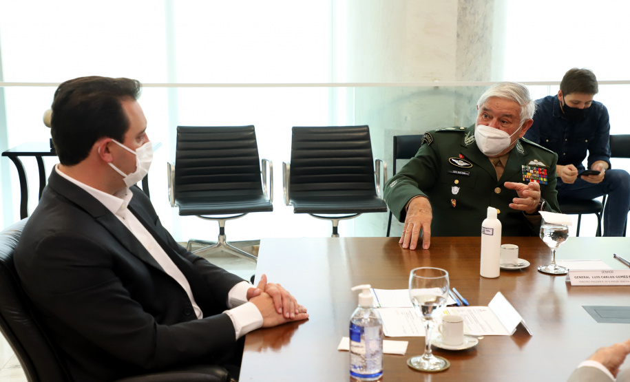 O governador Carlos Massa Ratinho Junior apresentou nesta quarta-feira (5) ao presidente do Superior Tribunal Militar (STM), general do Exército Luis Carlos Gomes Mattos, o projeto de Ponta Grossa para receber a Escola de Sargentos das Armas (ESA) do Exército Brasileiro.  Foto: Ari Dias/AEN