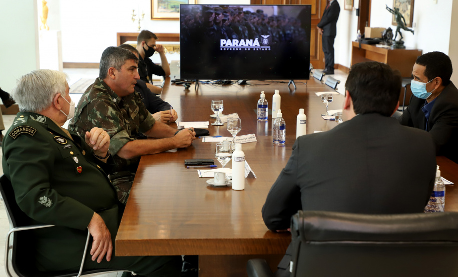 O governador Carlos Massa Ratinho Junior apresentou nesta quarta-feira (5) ao presidente do Superior Tribunal Militar (STM), general do Exército Luis Carlos Gomes Mattos, o projeto de Ponta Grossa para receber a Escola de Sargentos das Armas (ESA) do Exército Brasileiro.  Foto: Ari Dias/AEN