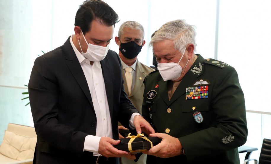 O governador Carlos Massa Ratinho Junior apresentou nesta quarta-feira (5) ao presidente do Superior Tribunal Militar (STM), general do Exército Luis Carlos Gomes Mattos, o projeto de Ponta Grossa para receber a Escola de Sargentos das Armas (ESA) do Exército Brasileiro.  Foto: Ari Dias/AEN