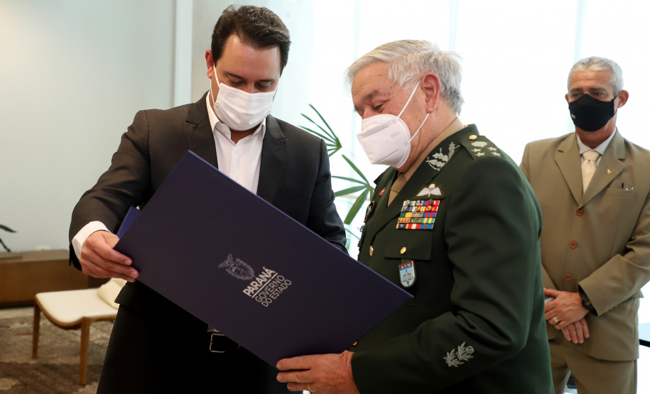O governador Carlos Massa Ratinho Junior apresentou nesta quarta-feira (5) ao presidente do Superior Tribunal Militar (STM), general do Exército Luis Carlos Gomes Mattos, o projeto de Ponta Grossa para receber a Escola de Sargentos das Armas (ESA) do Exército Brasileiro.  Foto: Ari Dias/AEN