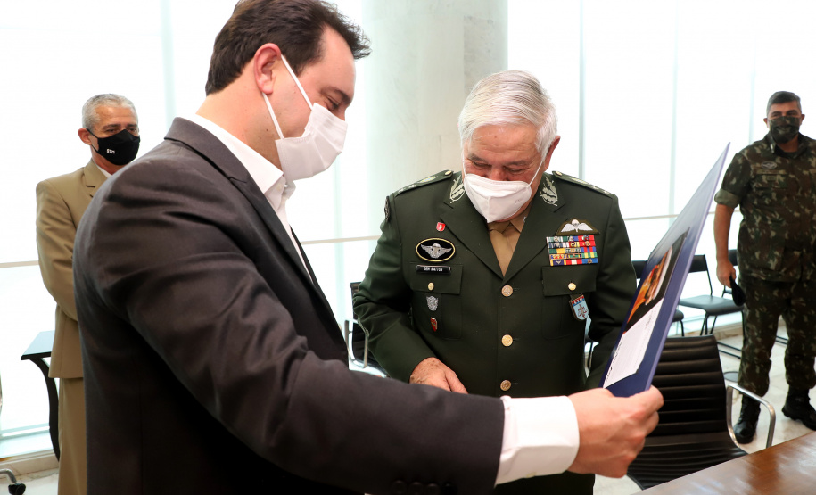 O governador Carlos Massa Ratinho Junior apresentou nesta quarta-feira (5) ao presidente do Superior Tribunal Militar (STM), general do Exército Luis Carlos Gomes Mattos, o projeto de Ponta Grossa para receber a Escola de Sargentos das Armas (ESA) do Exército Brasileiro.  Foto: Ari Dias/AEN