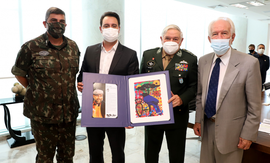 O governador Carlos Massa Ratinho Junior apresentou nesta quarta-feira (5) ao presidente do Superior Tribunal Militar (STM), general do Exército Luis Carlos Gomes Mattos, o projeto de Ponta Grossa para receber a Escola de Sargentos das Armas (ESA) do Exército Brasileiro.  Foto: Ari Dias/AEN