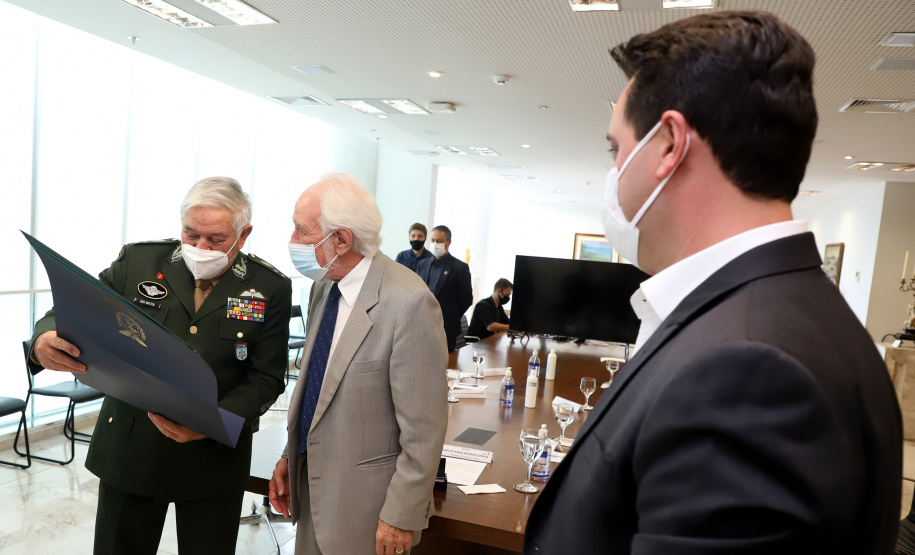 O governador Carlos Massa Ratinho Junior apresentou nesta quarta-feira (5) ao presidente do Superior Tribunal Militar (STM), general do Exército Luis Carlos Gomes Mattos, o projeto de Ponta Grossa para receber a Escola de Sargentos das Armas (ESA) do Exército Brasileiro.  Foto: Ari Dias/AEN