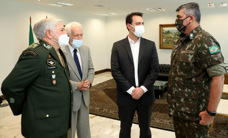 O governador Carlos Massa Ratinho Junior apresentou nesta quarta-feira (5) ao presidente do Superior Tribunal Militar (STM), general do Exército Luis Carlos Gomes Mattos, o projeto de Ponta Grossa para receber a Escola de Sargentos das Armas (ESA) do Exército Brasileiro.  Foto: Ari Dias/AEN
