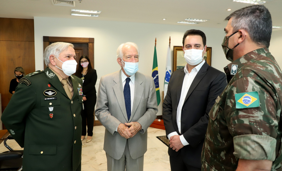O governador Carlos Massa Ratinho Junior apresentou nesta quarta-feira (5) ao presidente do Superior Tribunal Militar (STM), general do Exército Luis Carlos Gomes Mattos, o projeto de Ponta Grossa para receber a Escola de Sargentos das Armas (ESA) do Exército Brasileiro.  Foto: Ari Dias/AEN