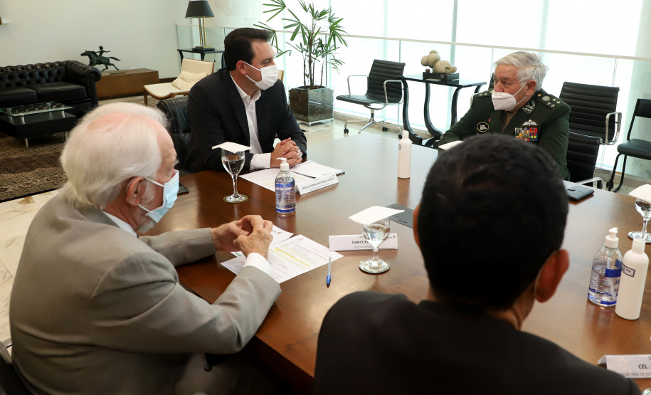 O governador Carlos Massa Ratinho Junior apresentou nesta quarta-feira (5) ao presidente do Superior Tribunal Militar (STM), general do Exército Luis Carlos Gomes Mattos, o projeto de Ponta Grossa para receber a Escola de Sargentos das Armas (ESA) do Exército Brasileiro.  Foto: Ari Dias/AEN