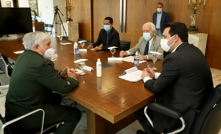 O governador Carlos Massa Ratinho Junior apresentou nesta quarta-feira (5) ao presidente do Superior Tribunal Militar (STM), general do Exército Luis Carlos Gomes Mattos, o projeto de Ponta Grossa para receber a Escola de Sargentos das Armas (ESA) do Exército Brasileiro.  Foto: Ari Dias/AEN