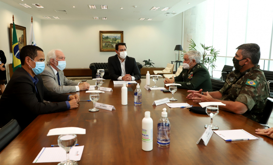 O governador Carlos Massa Ratinho Junior apresentou nesta quarta-feira (5) ao presidente do Superior Tribunal Militar (STM), general do Exército Luis Carlos Gomes Mattos, o projeto de Ponta Grossa para receber a Escola de Sargentos das Armas (ESA) do Exército Brasileiro.  Foto: Ari Dias/AEN
