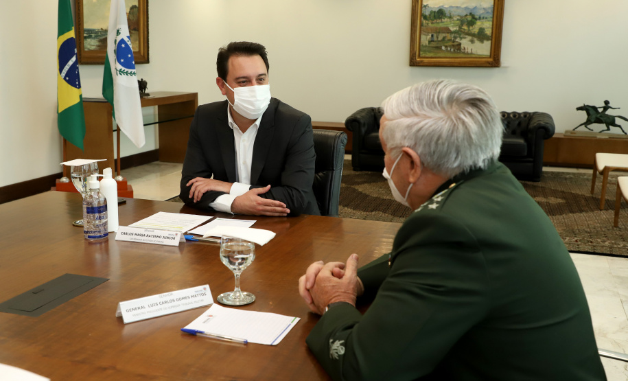 O governador Carlos Massa Ratinho Junior apresentou nesta quarta-feira (5) ao presidente do Superior Tribunal Militar (STM), general do Exército Luis Carlos Gomes Mattos, o projeto de Ponta Grossa para receber a Escola de Sargentos das Armas (ESA) do Exército Brasileiro.  Foto: Ari Dias/AEN