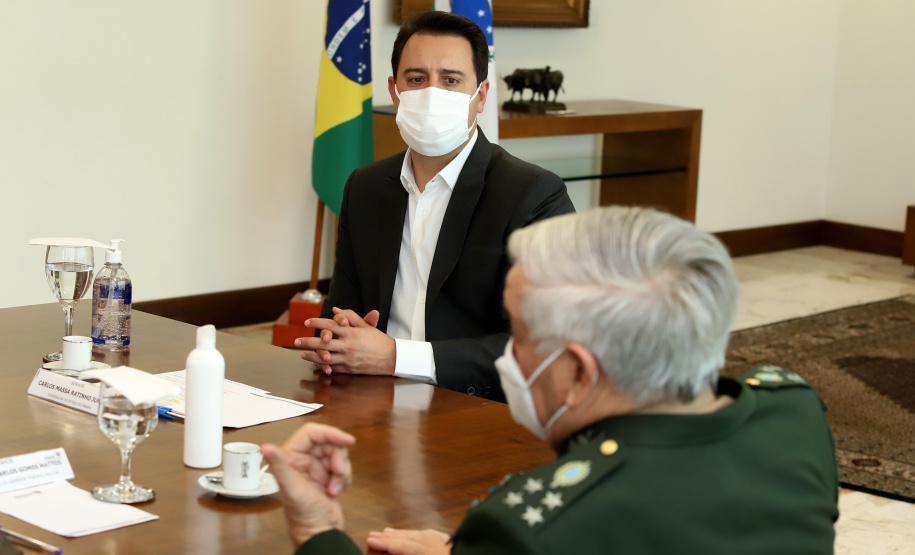 O governador Carlos Massa Ratinho Junior apresentou nesta quarta-feira (5) ao presidente do Superior Tribunal Militar (STM), general do Exército Luis Carlos Gomes Mattos, o projeto de Ponta Grossa para receber a Escola de Sargentos das Armas (ESA) do Exército Brasileiro.  Foto: Ari Dias/AEN