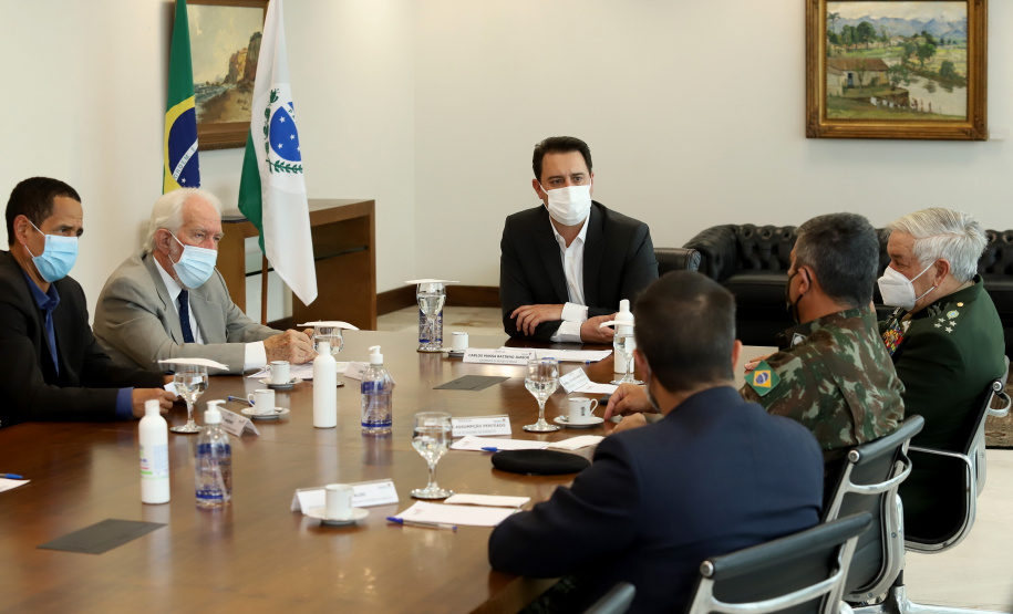 O governador Carlos Massa Ratinho Junior apresentou nesta quarta-feira (5) ao presidente do Superior Tribunal Militar (STM), general do Exército Luis Carlos Gomes Mattos, o projeto de Ponta Grossa para receber a Escola de Sargentos das Armas (ESA) do Exército Brasileiro.  Foto: Ari Dias/AEN