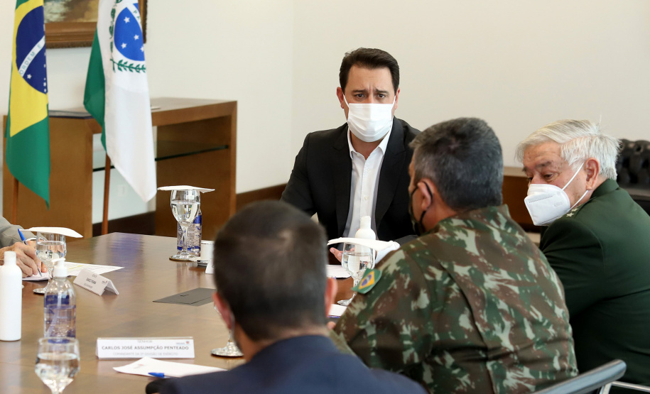 O governador Carlos Massa Ratinho Junior apresentou nesta quarta-feira (5) ao presidente do Superior Tribunal Militar (STM), general do Exército Luis Carlos Gomes Mattos, o projeto de Ponta Grossa para receber a Escola de Sargentos das Armas (ESA) do Exército Brasileiro.  Foto: Ari Dias/AEN
