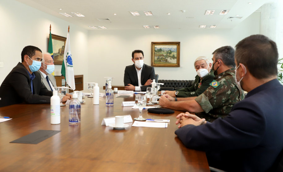 O governador Carlos Massa Ratinho Junior apresentou nesta quarta-feira (5) ao presidente do Superior Tribunal Militar (STM), general do Exército Luis Carlos Gomes Mattos, o projeto de Ponta Grossa para receber a Escola de Sargentos das Armas (ESA) do Exército Brasileiro.  Foto: Ari Dias/AEN