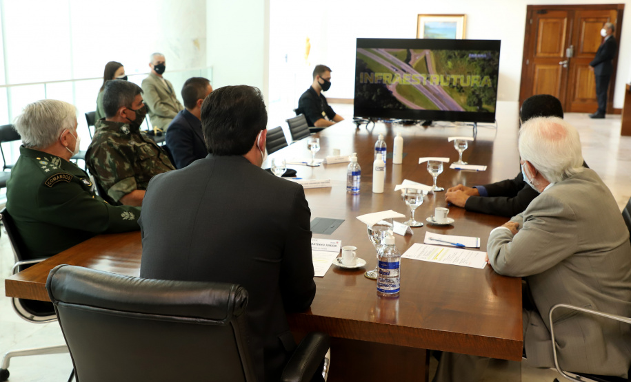 O governador Carlos Massa Ratinho Junior apresentou nesta quarta-feira (5) ao presidente do Superior Tribunal Militar (STM), general do Exército Luis Carlos Gomes Mattos, o projeto de Ponta Grossa para receber a Escola de Sargentos das Armas (ESA) do Exército Brasileiro.  Foto: Ari Dias/AEN