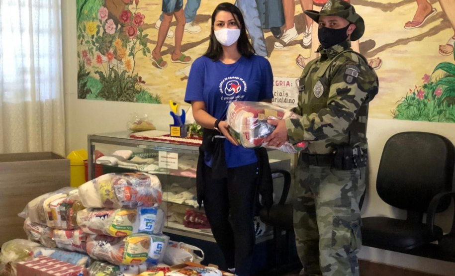 Nesta semana, instituições e famílias paranaenses em situação de vulnerabilidade social receberam mais de 5,6 toneladas de alimentos, 1,6 tonelada de ração para cães e gatos e 221 litros de álcool para higienização das mãos, que foram arrecadados durante a campanha Aniversário Solidário do Batalhão de Polícia Ambiental Força-Verde (BPAmb-FV).   -  Curitiba, 05/05/2021  -  Foto: SESP/PR