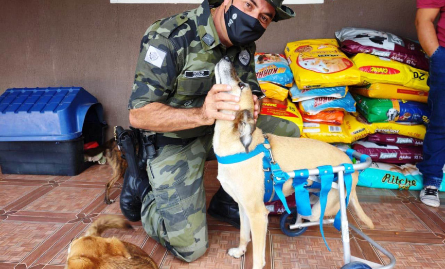 Nesta semana, instituições e famílias paranaenses em situação de vulnerabilidade social receberam mais de 5,6 toneladas de alimentos, 1,6 tonelada de ração para cães e gatos e 221 litros de álcool para higienização das mãos, que foram arrecadados durante a campanha Aniversário Solidário do Batalhão de Polícia Ambiental Força-Verde (BPAmb-FV).   -  Curitiba, 05/05/2021  -  Foto: SESP/PR
