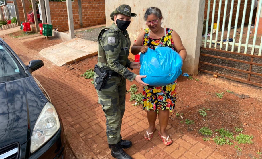 Nesta semana, instituições e famílias paranaenses em situação de vulnerabilidade social receberam mais de 5,6 toneladas de alimentos, 1,6 tonelada de ração para cães e gatos e 221 litros de álcool para higienização das mãos, que foram arrecadados durante a campanha Aniversário Solidário do Batalhão de Polícia Ambiental Força-Verde (BPAmb-FV).   -  Curitiba, 05/05/2021  -  Foto: SESP/PR