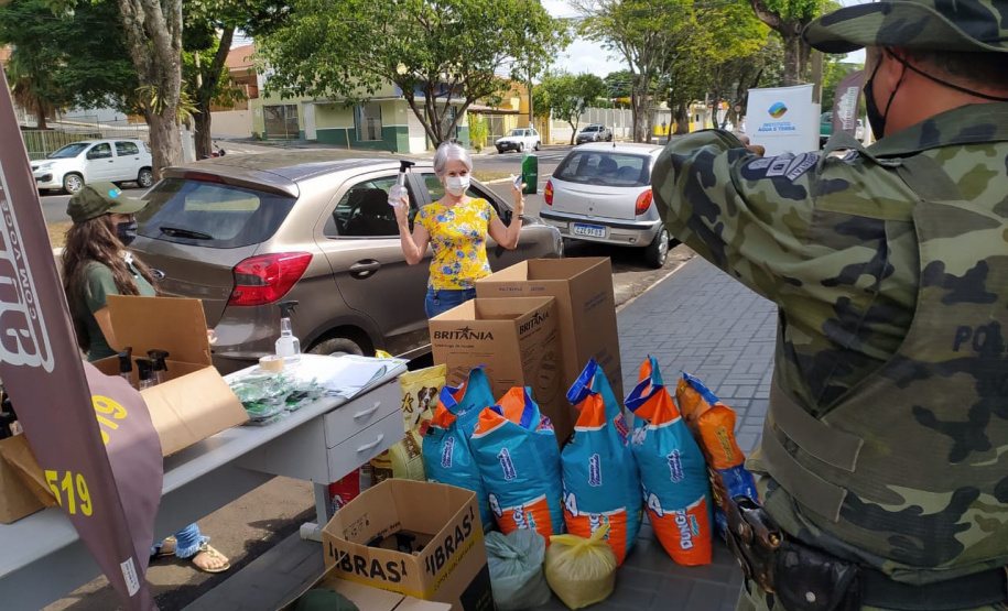 Nesta semana, instituições e famílias paranaenses em situação de vulnerabilidade social receberam mais de 5,6 toneladas de alimentos, 1,6 tonelada de ração para cães e gatos e 221 litros de álcool para higienização das mãos, que foram arrecadados durante a campanha Aniversário Solidário do Batalhão de Polícia Ambiental Força-Verde (BPAmb-FV).   -  Curitiba, 05/05/2021  -  Foto: SESP/PR