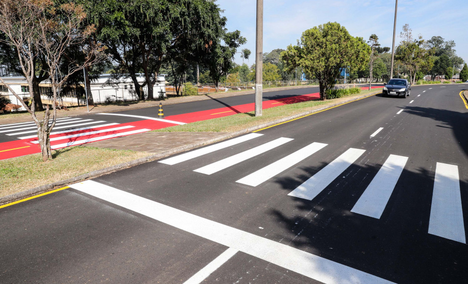 Nesta quarta-feira (05), o Secretário da Infraestrutura e Logística do Paraná, Sandro Alex, acompanhado do reitor da Universidade Estadual de Ponta Grossa, Miguel Sanches Neto, e da prefeita Elizabeth Schmidt, inaugurou o recapeamento asfáltico do campus de Uvaranas.Foto: Rodrigo Felix Leal/SEIL