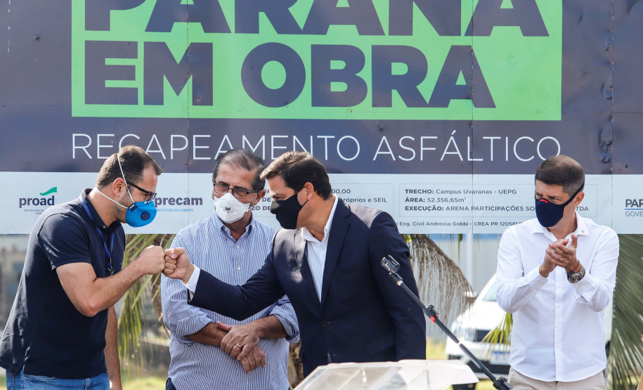 Nesta quarta-feira (05), o Secretário da Infraestrutura e Logística do Paraná, Sandro Alex, acompanhado do reitor da Universidade Estadual de Ponta Grossa, Miguel Sanches Neto, e da prefeita Elizabeth Schmidt, inaugurou o recapeamento asfáltico do campus de Uvaranas.Foto: Rodrigo Felix Leal/SEIL