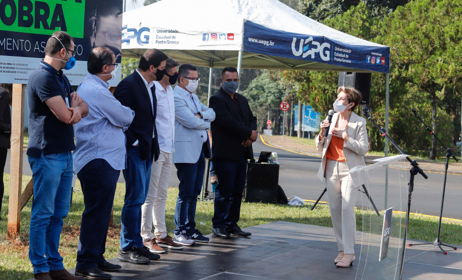 Nesta quarta-feira (05), o Secretário da Infraestrutura e Logística do Paraná, Sandro Alex, acompanhado do reitor da Universidade Estadual de Ponta Grossa, Miguel Sanches Neto, e da prefeita Elizabeth Schmidt, inaugurou o recapeamento asfáltico do campus de Uvaranas.Foto: Rodrigo Felix Leal/SEIL