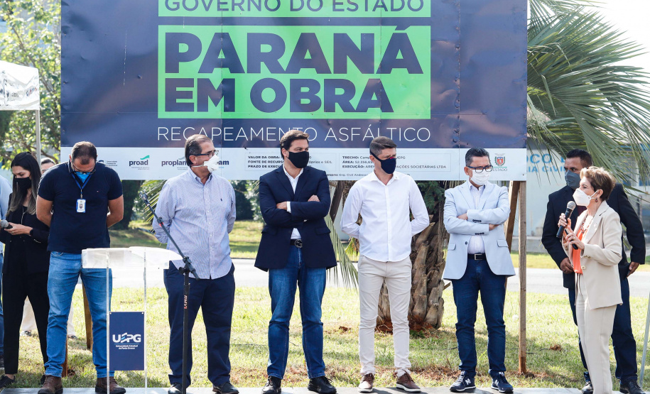 Nesta quarta-feira (05), o Secretário da Infraestrutura e Logística do Paraná, Sandro Alex, acompanhado do reitor da Universidade Estadual de Ponta Grossa, Miguel Sanches Neto, e da prefeita Elizabeth Schmidt, inaugurou o recapeamento asfáltico do campus de Uvaranas.Foto: Rodrigo Felix Leal/SEIL