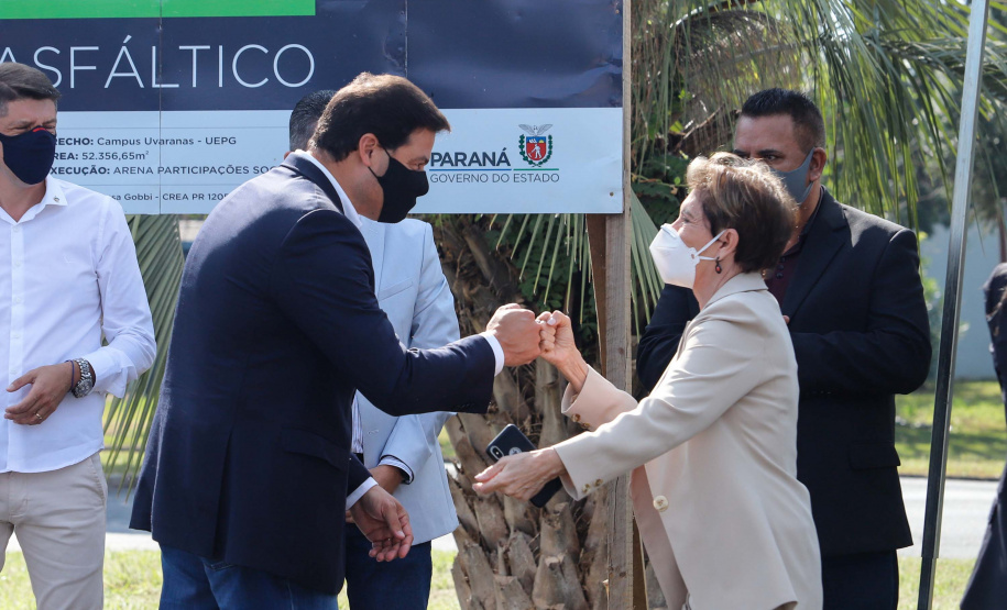 Nesta quarta-feira (05), o Secretário da Infraestrutura e Logística do Paraná, Sandro Alex, acompanhado do reitor da Universidade Estadual de Ponta Grossa, Miguel Sanches Neto, e da prefeita Elizabeth Schmidt, inaugurou o recapeamento asfáltico do campus de Uvaranas.Foto: Rodrigo Felix Leal/SEIL