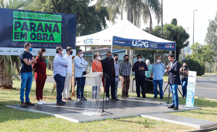 Nesta quarta-feira (05), o Secretário da Infraestrutura e Logística do Paraná, Sandro Alex, acompanhado do reitor da Universidade Estadual de Ponta Grossa, Miguel Sanches Neto, e da prefeita Elizabeth Schmidt, inaugurou o recapeamento asfáltico do campus de Uvaranas.Foto: Rodrigo Felix Leal/SEIL