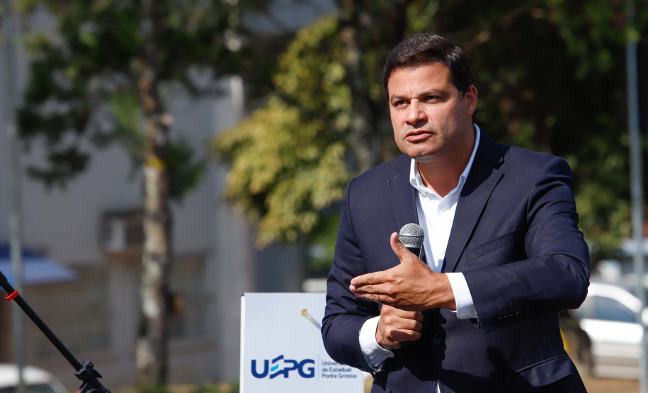 Nesta quarta-feira (05), o Secretário da Infraestrutura e Logística do Paraná, Sandro Alex, acompanhado do reitor da Universidade Estadual de Ponta Grossa, Miguel Sanches Neto, e da prefeita Elizabeth Schmidt, inaugurou o recapeamento asfáltico do campus de Uvaranas.Foto: Rodrigo Felix Leal/SEIL