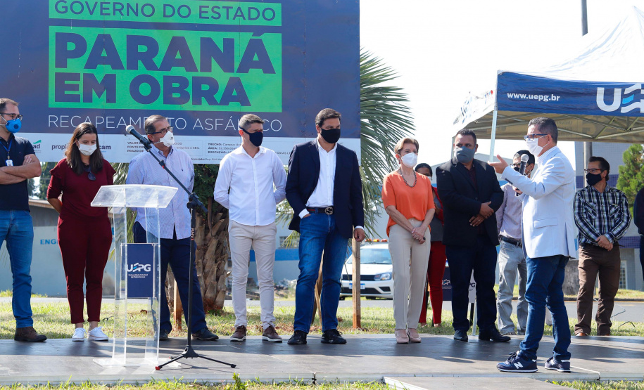 Nesta quarta-feira (05), o Secretário da Infraestrutura e Logística do Paraná, Sandro Alex, acompanhado do reitor da Universidade Estadual de Ponta Grossa, Miguel Sanches Neto, e da prefeita Elizabeth Schmidt, inaugurou o recapeamento asfáltico do campus de Uvaranas.Foto: Rodrigo Felix Leal/SEIL