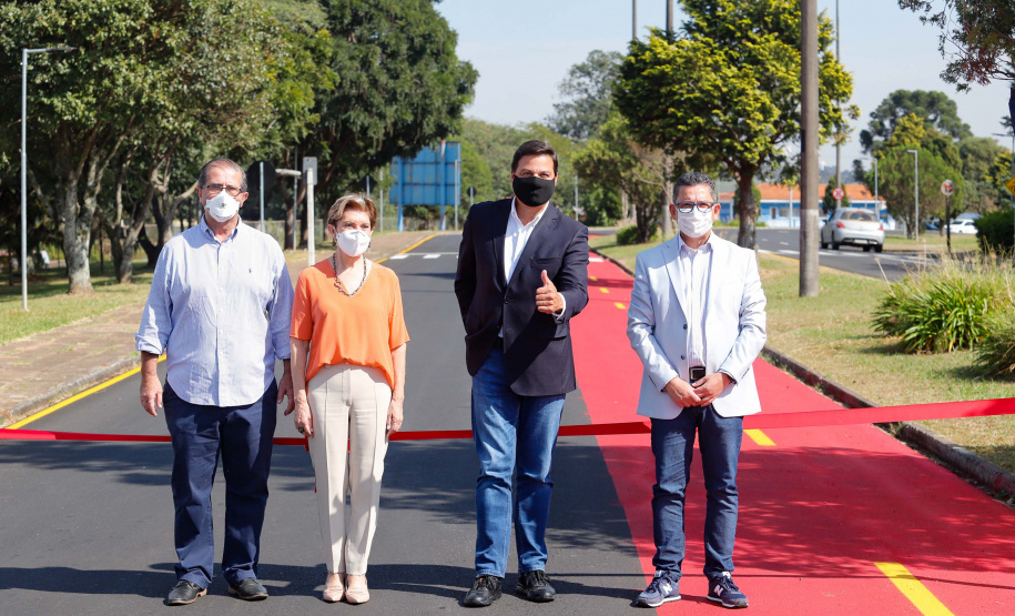 Nesta quarta-feira (05), o Secretário da Infraestrutura e Logística do Paraná, Sandro Alex, acompanhado do reitor da Universidade Estadual de Ponta Grossa, Miguel Sanches Neto, e da prefeita Elizabeth Schmidt, inaugurou o recapeamento asfáltico do campus de Uvaranas.Foto: Rodrigo Felix Leal/SEIL