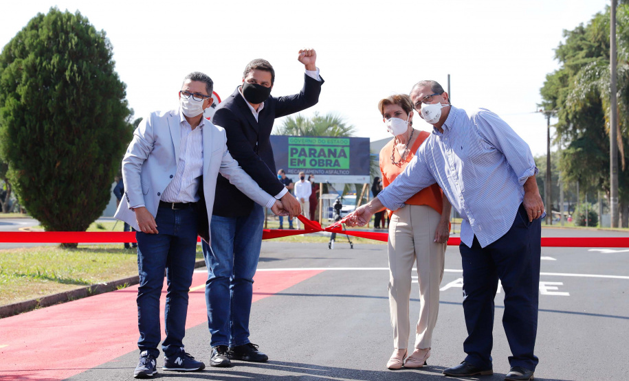 Nesta quarta-feira (05), o Secretário da Infraestrutura e Logística do Paraná, Sandro Alex, acompanhado do reitor da Universidade Estadual de Ponta Grossa, Miguel Sanches Neto, e da prefeita Elizabeth Schmidt, inaugurou o recapeamento asfáltico do campus de Uvaranas.Foto: Rodrigo Felix Leal/SEIL
