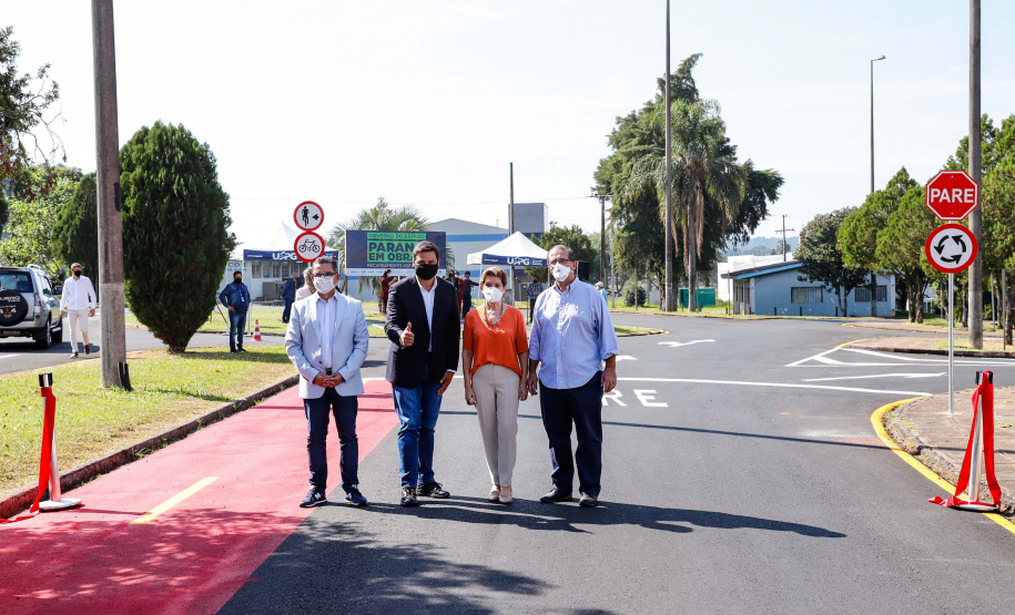 Nesta quarta-feira (05), o Secretário da Infraestrutura e Logística do Paraná, Sandro Alex, acompanhado do reitor da Universidade Estadual de Ponta Grossa, Miguel Sanches Neto, e da prefeita Elizabeth Schmidt, inaugurou o recapeamento asfáltico do campus de Uvaranas.Foto: Rodrigo Felix Leal/SEIL