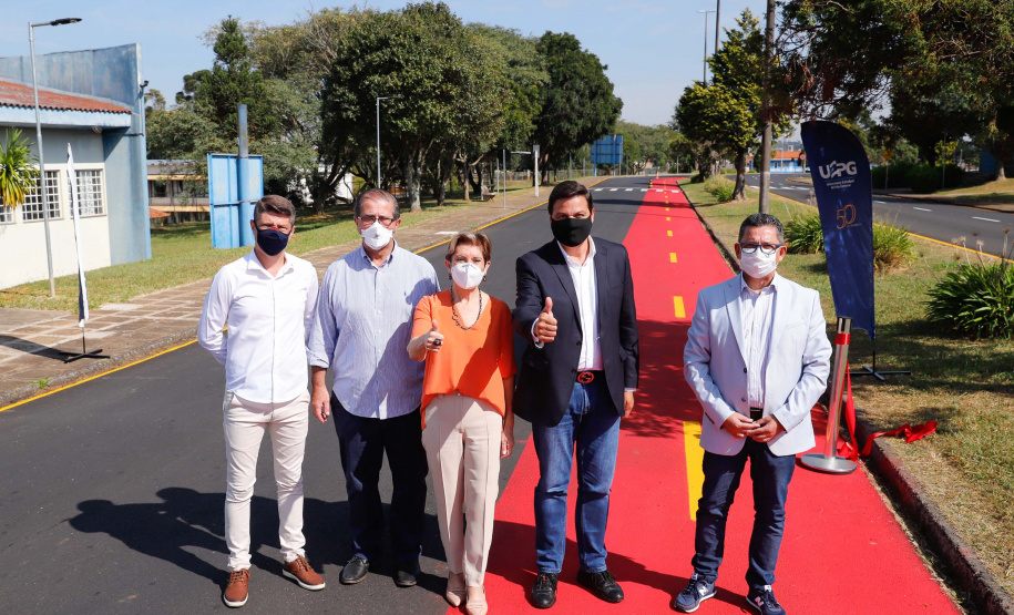 Nesta quarta-feira (05), o Secretário da Infraestrutura e Logística do Paraná, Sandro Alex, acompanhado do reitor da Universidade Estadual de Ponta Grossa, Miguel Sanches Neto, e da prefeita Elizabeth Schmidt, inaugurou o recapeamento asfáltico do campus de Uvaranas.Foto: Rodrigo Felix Leal/SEIL