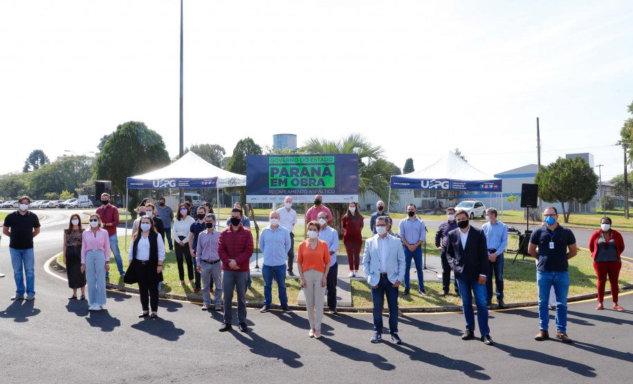 Nesta quarta-feira (05), o Secretário da Infraestrutura e Logística do Paraná, Sandro Alex, acompanhado do reitor da Universidade Estadual de Ponta Grossa, Miguel Sanches Neto, e da prefeita Elizabeth Schmidt, inaugurou o recapeamento asfáltico do campus de Uvaranas.Foto: Rodrigo Felix Leal/SEIL