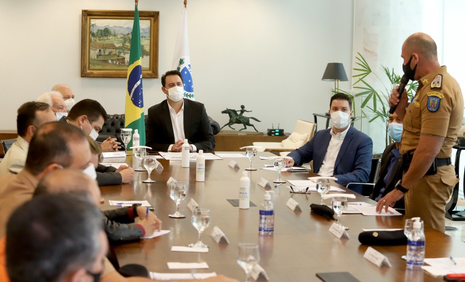 O governador Carlos Massa Ratinho Junior assinou nesta quinta-feira (6), em um ato no Palácio Iguaçu, os decretos que autorizam a promoção de praças da Polícia Militar do Paraná (policiais e bombeiros militares) e a regulamentação da diária extrajornada para policiais militares. Foto:Ari Dias/AEN