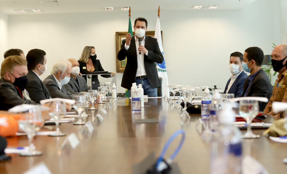 O governador Carlos Massa Ratinho Junior assinou nesta quinta-feira (6), em um ato no Palácio Iguaçu, os decretos que autorizam a promoção de praças da Polícia Militar do Paraná (policiais e bombeiros militares) e a regulamentação da diária extrajornada para policiais militares. Foto:Ari Dias/AEN