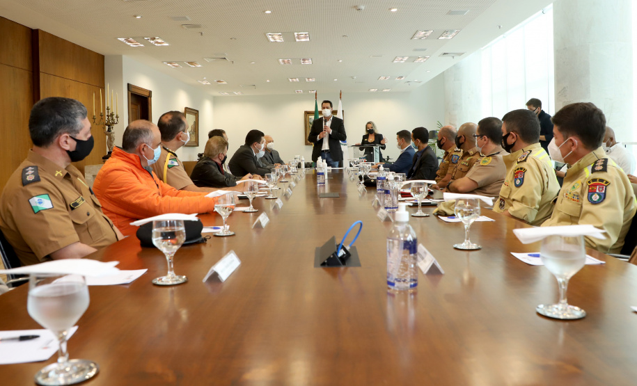 O governador Carlos Massa Ratinho Junior assinou nesta quinta-feira (6), em um ato no Palácio Iguaçu, os decretos que autorizam a promoção de praças da Polícia Militar do Paraná (policiais e bombeiros militares) e a regulamentação da diária extrajornada para policiais militares. Foto:Ari Dias/AEN