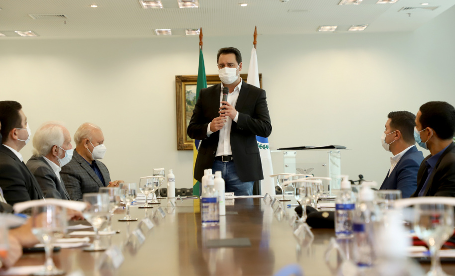 O governador Carlos Massa Ratinho Junior assinou nesta quinta-feira (6), em um ato no Palácio Iguaçu, os decretos que autorizam a promoção de praças da Polícia Militar do Paraná (policiais e bombeiros militares) e a regulamentação da diária extrajornada para policiais militares. Foto:Ari Dias/AEN