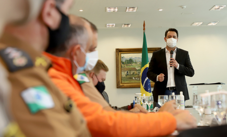 O governador Carlos Massa Ratinho Junior assinou nesta quinta-feira (6), em um ato no Palácio Iguaçu, os decretos que autorizam a promoção de praças da Polícia Militar do Paraná (policiais e bombeiros militares) e a regulamentação da diária extrajornada para policiais militares. Foto:Ari Dias/AEN