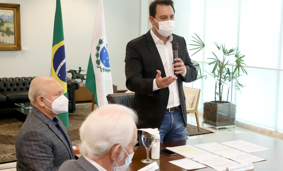 O governador Carlos Massa Ratinho Junior assinou nesta quinta-feira (6), em um ato no Palácio Iguaçu, os decretos que autorizam a promoção de praças da Polícia Militar do Paraná (policiais e bombeiros militares) e a regulamentação da diária extrajornada para policiais militares. Foto:Ari Dias/AEN