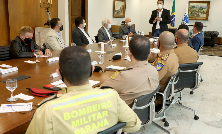 O governador Carlos Massa Ratinho Junior assinou nesta quinta-feira (6), em um ato no Palácio Iguaçu, os decretos que autorizam a promoção de praças da Polícia Militar do Paraná (policiais e bombeiros militares) e a regulamentação da diária extrajornada para policiais militares. Foto:Ari Dias/AEN