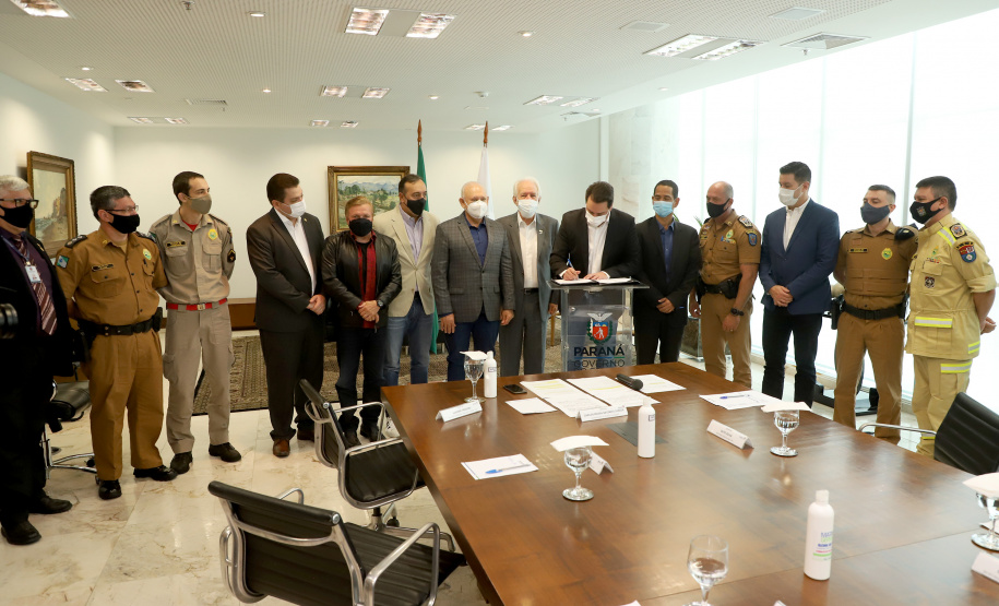 O governador Carlos Massa Ratinho Junior assinou nesta quinta-feira (6), em um ato no Palácio Iguaçu, os decretos que autorizam a promoção de praças da Polícia Militar do Paraná (policiais e bombeiros militares) e a regulamentação da diária extrajornada para policiais militares. Foto:Ari Dias/AEN