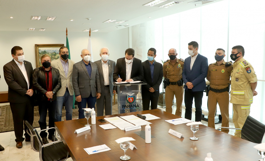 O governador Carlos Massa Ratinho Junior assinou nesta quinta-feira (6), em um ato no Palácio Iguaçu, os decretos que autorizam a promoção de praças da Polícia Militar do Paraná (policiais e bombeiros militares) e a regulamentação da diária extrajornada para policiais militares. Foto:Ari Dias/AEN