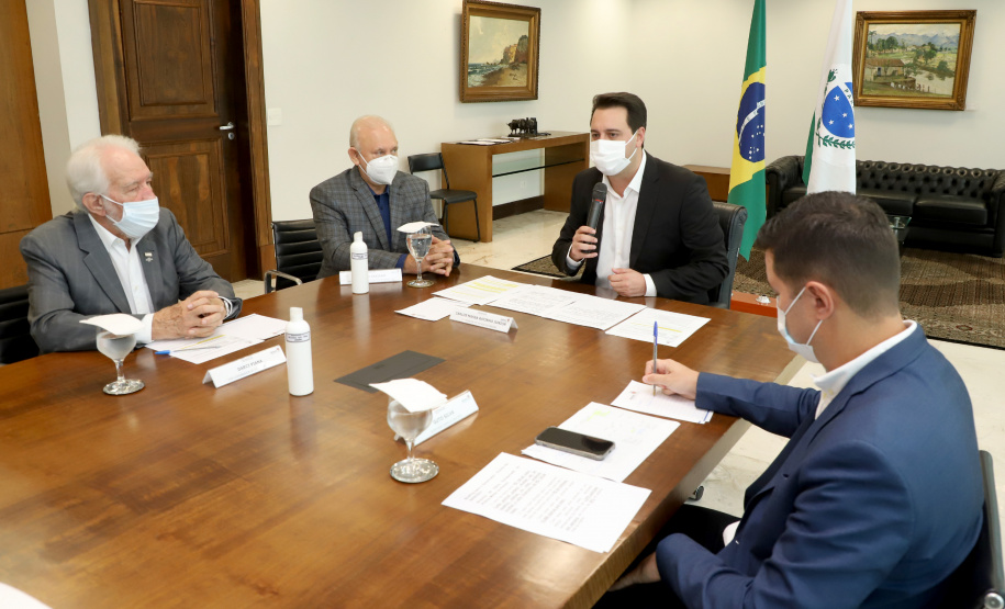 O governador Carlos Massa Ratinho Junior assinou nesta quinta-feira (6), em um ato no Palácio Iguaçu, os decretos que autorizam a promoção de praças da Polícia Militar do Paraná (policiais e bombeiros militares) e a regulamentação da diária extrajornada para policiais militares. Foto:Ari Dias/AEN