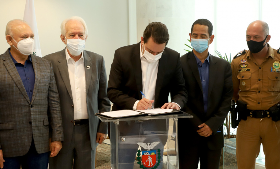 O governador Carlos Massa Ratinho Junior assinou nesta quinta-feira (6), em um ato no Palácio Iguaçu, os decretos que autorizam a promoção de praças da Polícia Militar do Paraná (policiais e bombeiros militares) e a regulamentação da diária extrajornada para policiais militares. Foto:Ari Dias/AEN