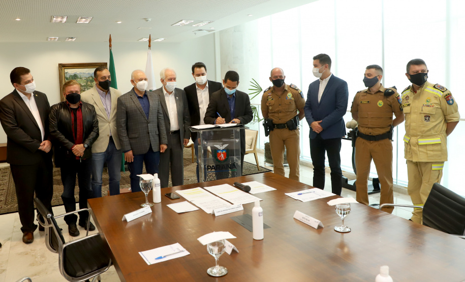 O governador Carlos Massa Ratinho Junior assinou nesta quinta-feira (6), em um ato no Palácio Iguaçu, os decretos que autorizam a promoção de praças da Polícia Militar do Paraná (policiais e bombeiros militares) e a regulamentação da diária extrajornada para policiais militares. Foto:Ari Dias/AEN