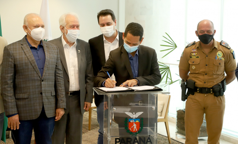 O governador Carlos Massa Ratinho Junior assinou nesta quinta-feira (6), em um ato no Palácio Iguaçu, os decretos que autorizam a promoção de praças da Polícia Militar do Paraná (policiais e bombeiros militares) e a regulamentação da diária extrajornada para policiais militares. Foto:Ari Dias/AEN