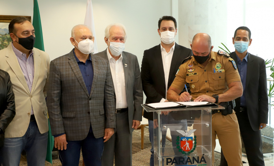O governador Carlos Massa Ratinho Junior assinou nesta quinta-feira (6), em um ato no Palácio Iguaçu, os decretos que autorizam a promoção de praças da Polícia Militar do Paraná (policiais e bombeiros militares) e a regulamentação da diária extrajornada para policiais militares. Foto:Ari Dias/AEN